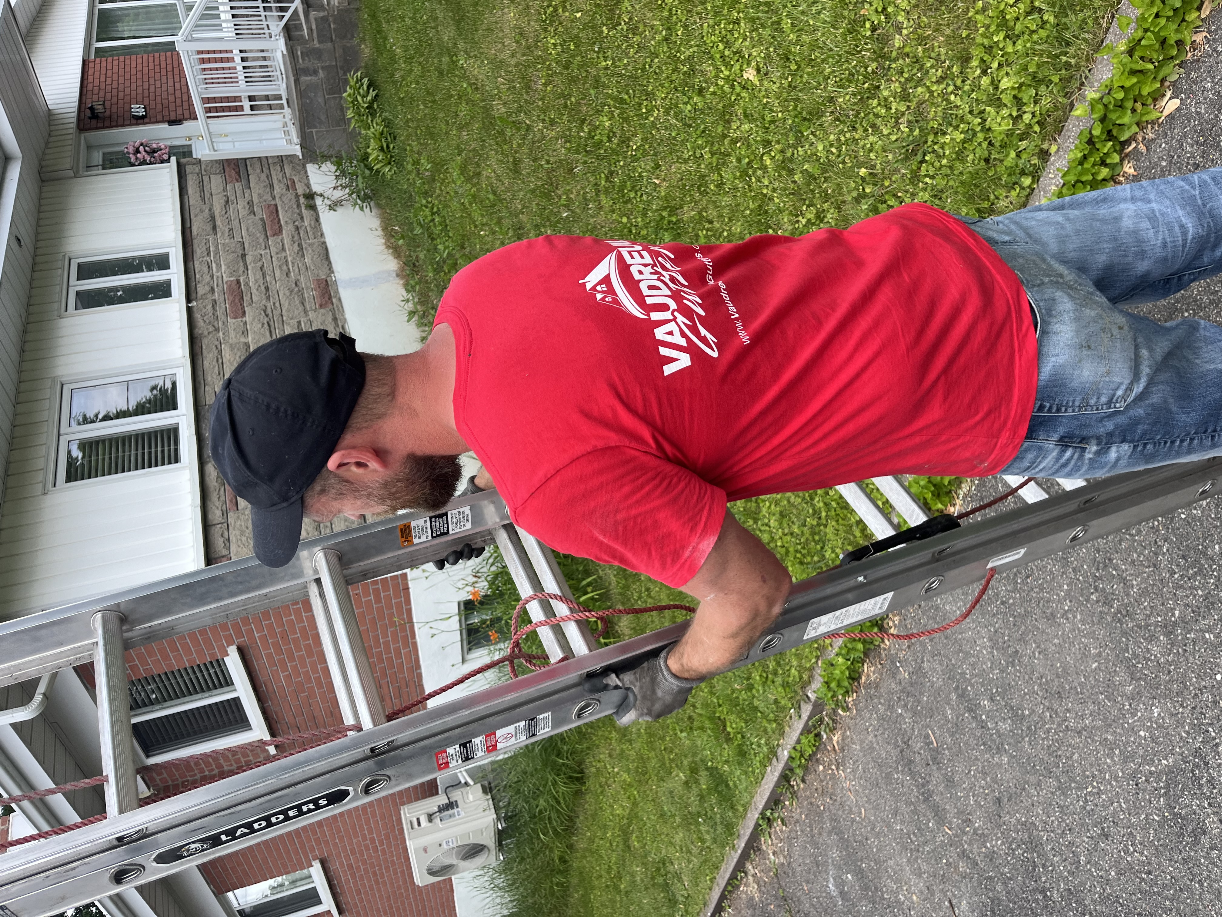 Technicien sur échelle